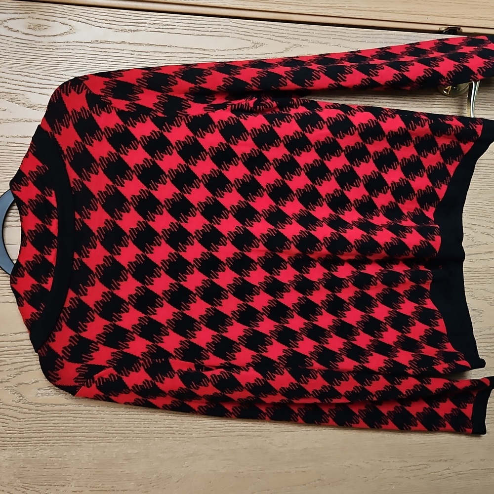 Pendleton Women's Red and Black Sweater - Picture 4 of 8